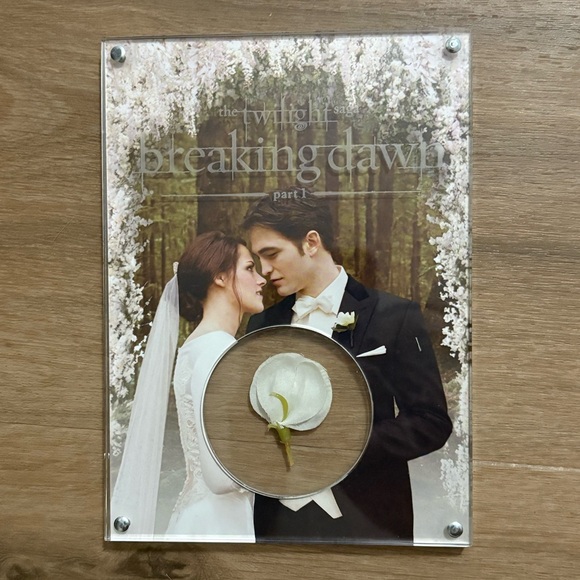 Twilight Saga Breaking Dawn part 1 DVD set with collectible prop flower Like New - Picture 4 of 7
